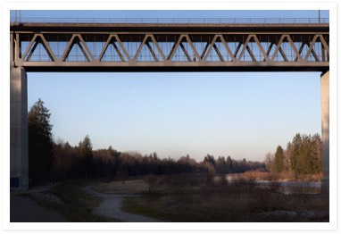 o. T. | Brücke mit Fußgänger über Landschaft | 2017